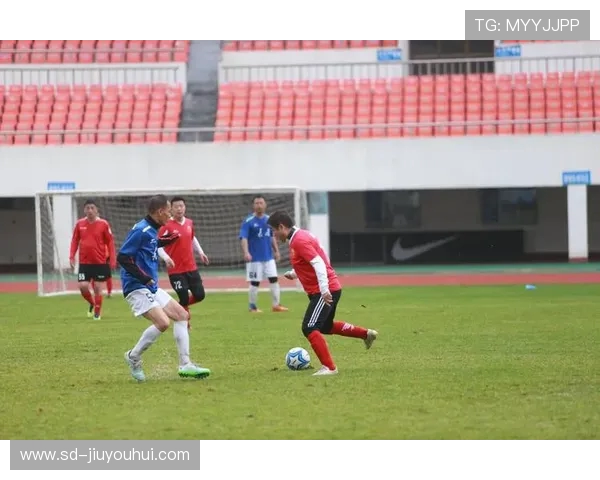 周末足球加练，提升球技与团队默契，成就更强大自我